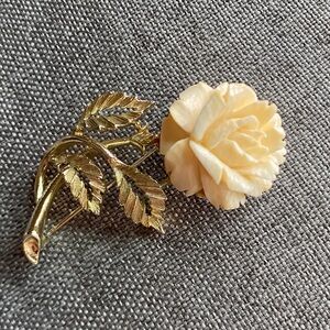Vintage LISNER Carved Rose Brooch – Gold Tone Floral Pin – Ivory Flower – Signed
